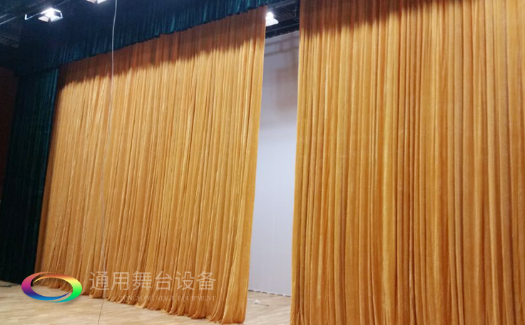 舞臺大幕舞臺阻燃幕布www.xjbcyj.cn、二、三道幕等分割表演區域，移換場景不間斷