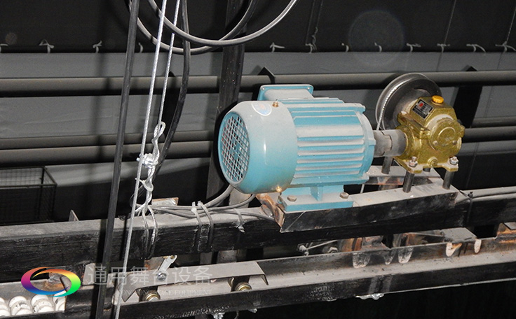 科學計劃工期、合理交叉施工，保質(zhì)保量順利完成工程的交付！通用舞臺阻燃幕布承接羊城廣州培英中學報告廳項目！