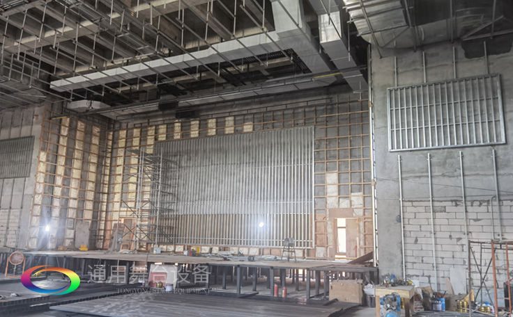 通用舞臺廣西桂醫報告廳阻燃幕布項目竣工并投入使用，為學校教學科研、人才培養提供更好的服務!