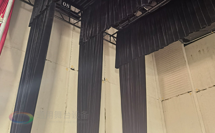 通用舞臺教您如何選購高性價比阻燃幕布產品！