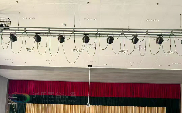 通用舞臺承建江蘇某學院報告廳項目，涵蓋舞臺燈光、電動吊桿、阻燃幕布等核心設備的設計與安裝